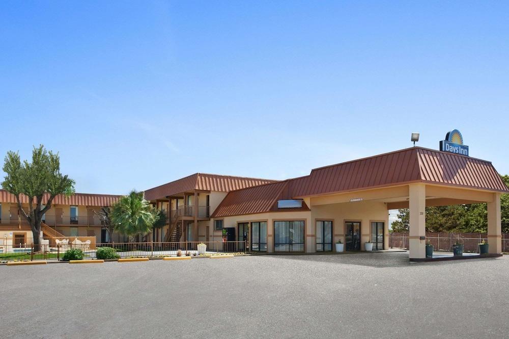 Days Inn By Wyndham Burleson Ft. Worth Esterno foto