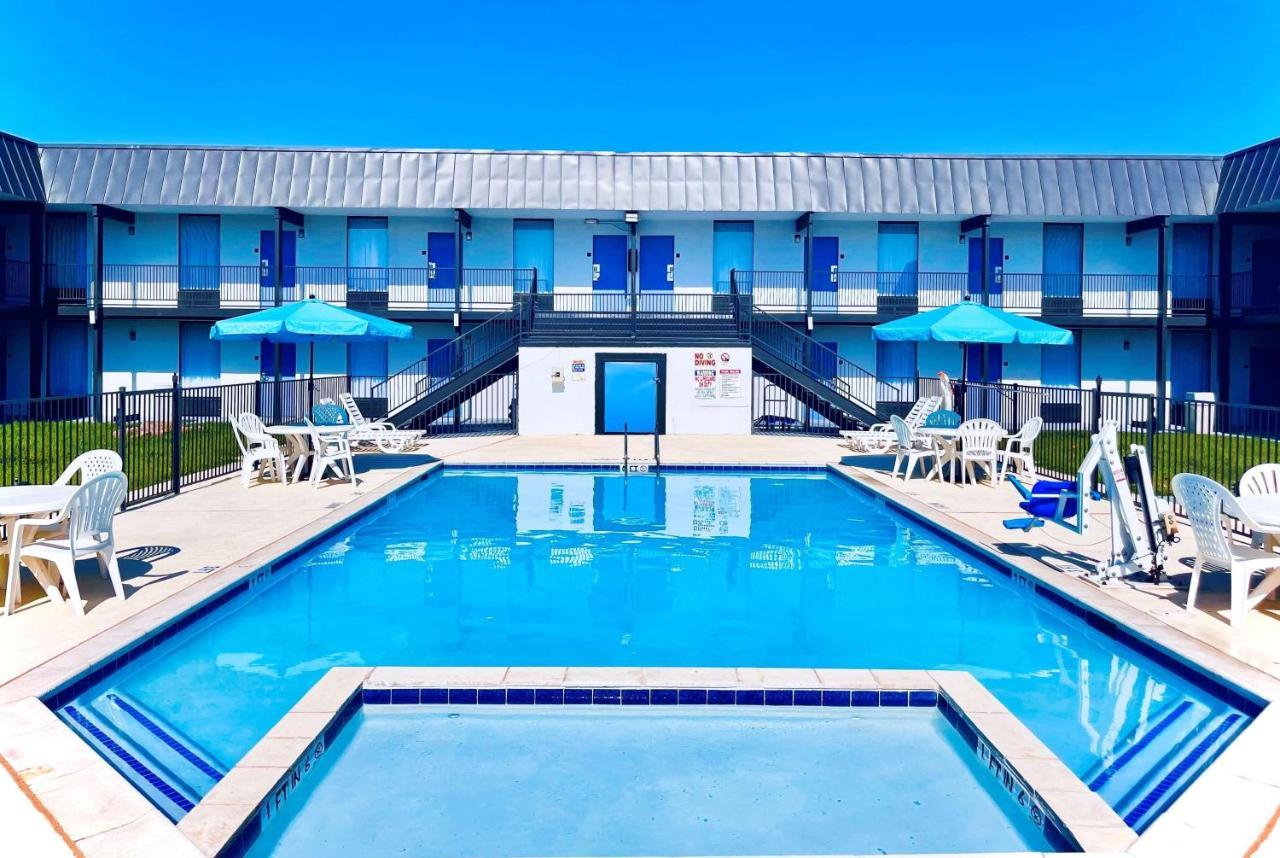 Days Inn By Wyndham Burleson Ft. Worth Esterno foto